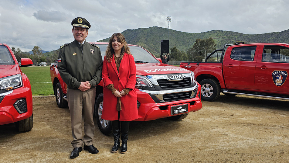 JIM entrega a Bomberos de Chile 16 camionetas que apoyarán el trabajo de la institución 